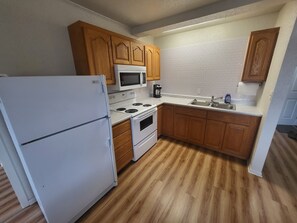 Private kitchen - Beautiful 2-bedroom apartment with AC in charming Langdon (Langdon)