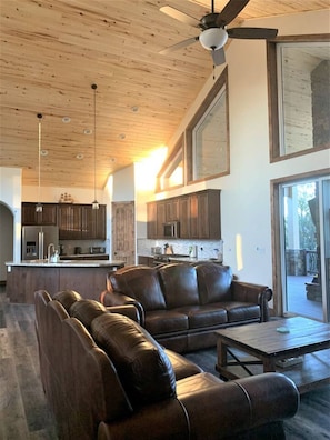 Televisión y chimenea