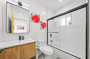 Condo, 4 Bedrooms, Ensuite | Bathroom | Free toiletries, towels, soap, shampoo - 4bd 2730 (Los Angeles)