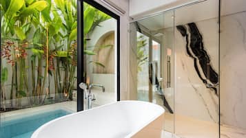 Een aparte badkuip en douche, gratis toiletartikelen, handdoeken, zeep