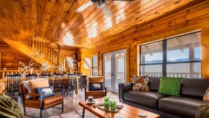 Un intérieur en bois comprenant un coin repas, un canapé et une table basse.