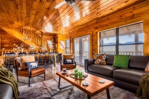 Smart TV, fireplace, video games, books - Luxe 5* Retreat~JuneDeals~GmRm~PS5~FireTbl~HotTub (Gatlinburg)