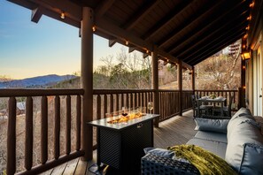 Outdoor dining - Luxe 5* Retreat~JuneDeals~GmRm~PS5~FireTbl~HotTub (Gatlinburg)