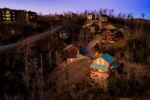 Exterior - Luxe 5* Retreat~JuneDeals~GmRm~PS5~FireTbl~HotTub (Gatlinburg)