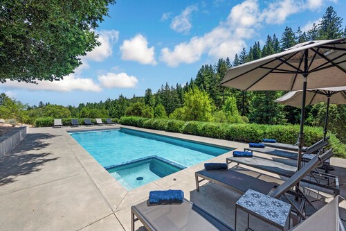 Private Oasis in Healdsburg: Pool, Spa & Views