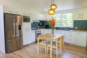 Deluxe House, 2 Bedrooms, Private Pool | Dapur peribadi | Cerek elektrik, pembakar roti, meja makan 