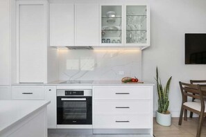 雪櫃、微波爐、焗爐、爐具