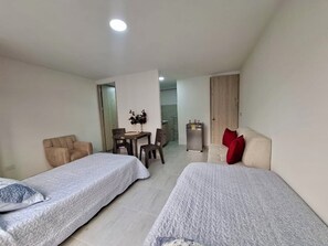 Een strijkplank/strijkijzer, gratis wifi, beddengoed