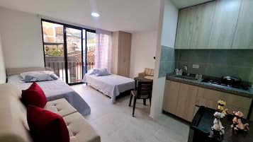 Planxa i posts de planxar, wifi gratuïta i roba de llit