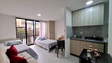 Planxa i posts de planxar, wifi gratuïta i roba de llit