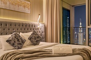 Iron/ironing board, WiFi, bed sheets - Spacious 4-Bedroom Downtown Apartment with Burj Views (Dubai)