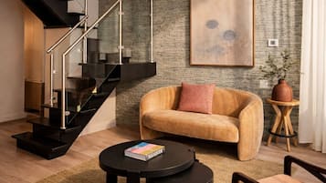 Loftsrom – superior, 1 kingsize-seng | Oppholdsområde | Smart-TV, Netflix, Hulu og strømmetjenester