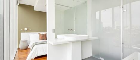 Loft standard, 1 cama King | Escrivaninha, espaço de trabalho para notebook