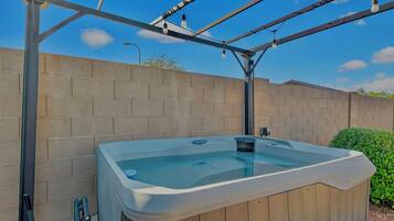 Banyera d'hidromassatge a l'aire lliure