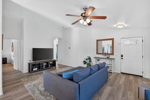 Living area - ChicOasis~HotTub+Firepit~ Near Westgate & Stadiums (Glendale)