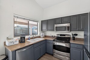 Private kitchen - ChicOasis~HotTub+Firepit~ Near Westgate & Stadiums (Glendale)