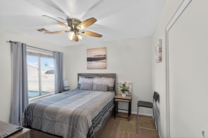 3 bedrooms, iron/ironing board, free WiFi, bed sheets - Backyard Oasis w/HotTub+Firepit 9 mins to Stadiums (Glendale)