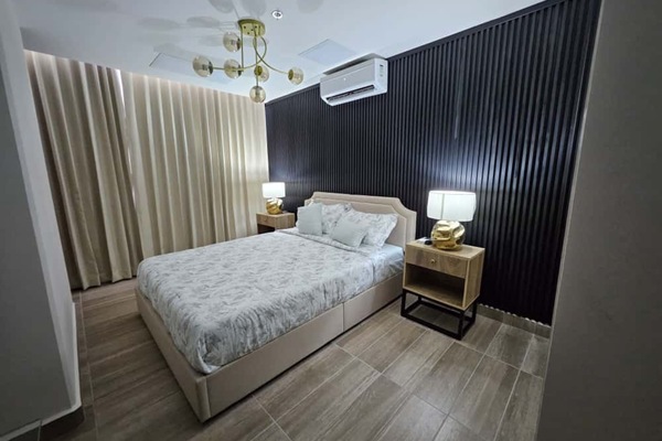 Tabla de planchar con plancha, wifi gratis y ropa de cama