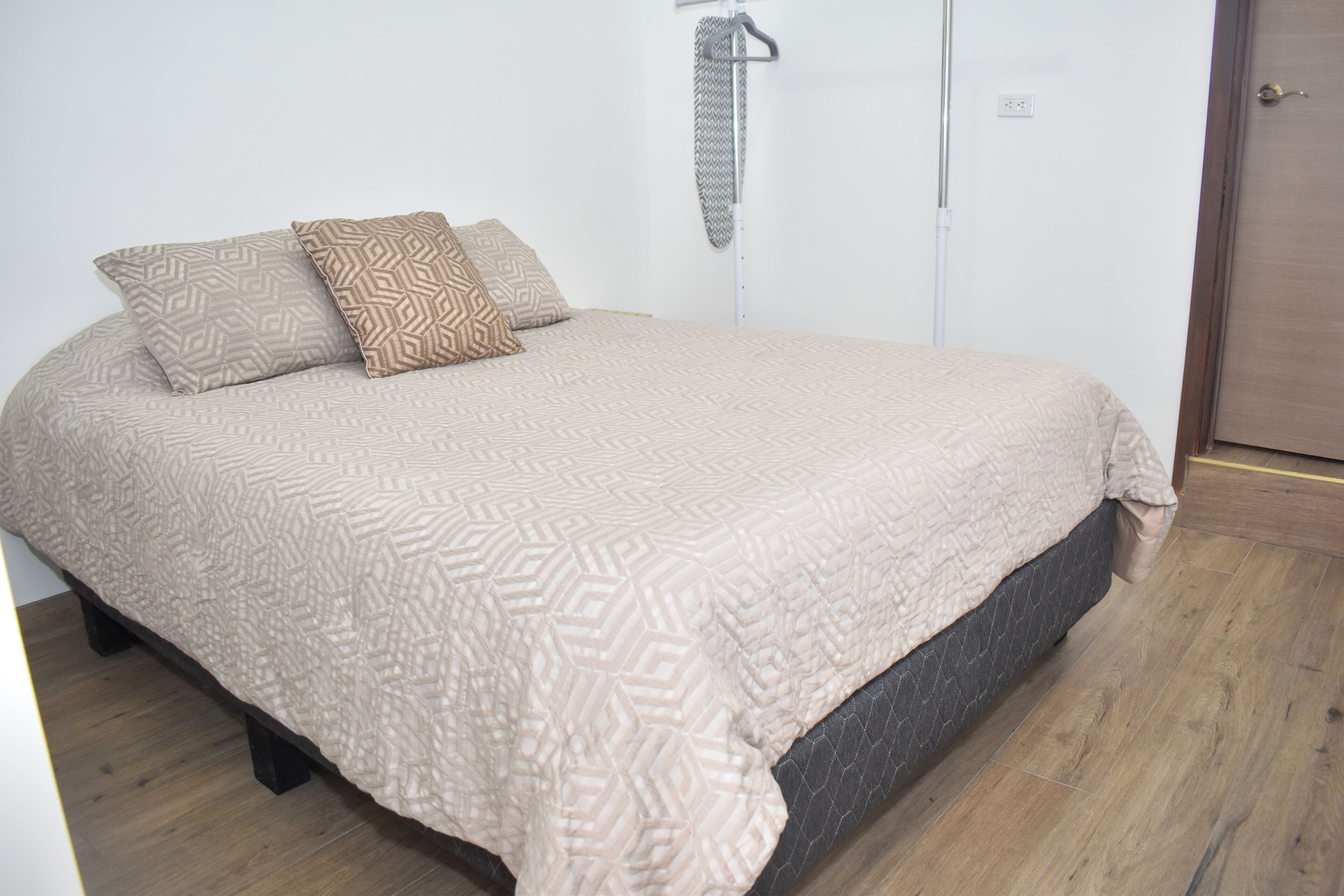 Fer et planche à repasser, accès Internet, draps fournis