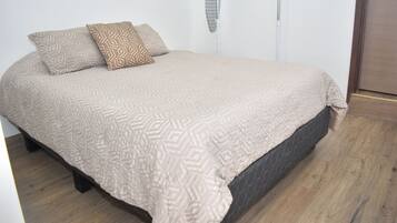 Fer et planche à repasser, accès Internet, draps fournis