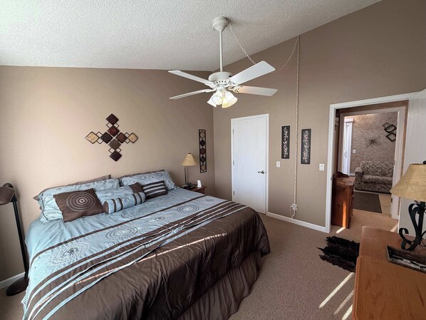 3 chambres, bureau, Wi-Fi, literie fournie