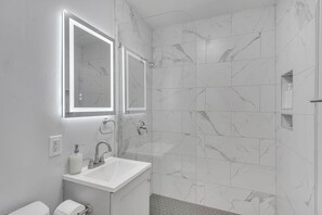 Shower, hair dryer, towels, soap - Charming 1 bedroom in historic home -Festival Stay (New Orleans)