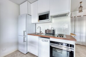 Wasserkocher mit Kaffee-/Teezubehör, Kühlschrank, Mikrowelle