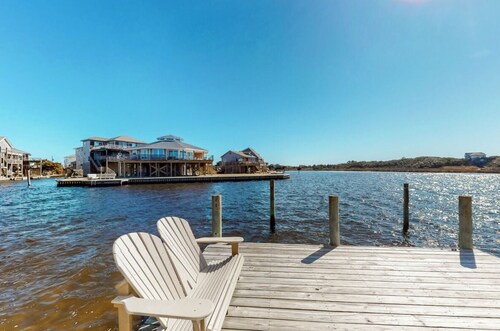 OBX Soundfront Cottage : Hot Tub, Boat Ramp, Dock, Sunsets, Complimentary Kayaks
