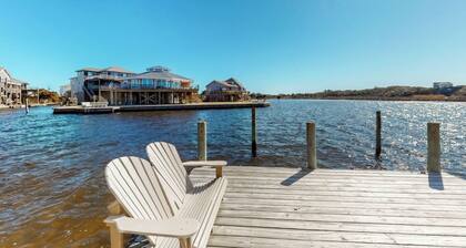 OBX Soundfront Cottage : Hot Tub, Boat Ramp, Dock, Sunsets, Complimentary Kayaks