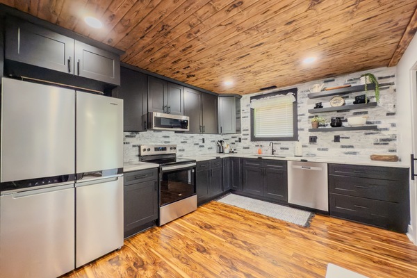 Kjøleskap, mikrobølgeovn, ovn og kokeplater