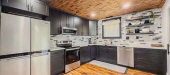 NEW: Rustic 4 Bedroom 2Bath Chic Getaway Near Knoxville & Smokies!