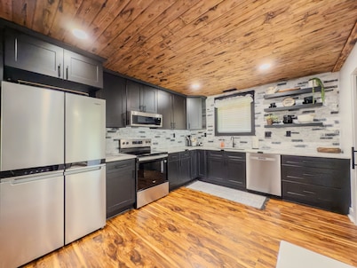 NEW: Rustic 4 Bedroom 2Bath Chic Getaway Near Knoxville & Smokies!