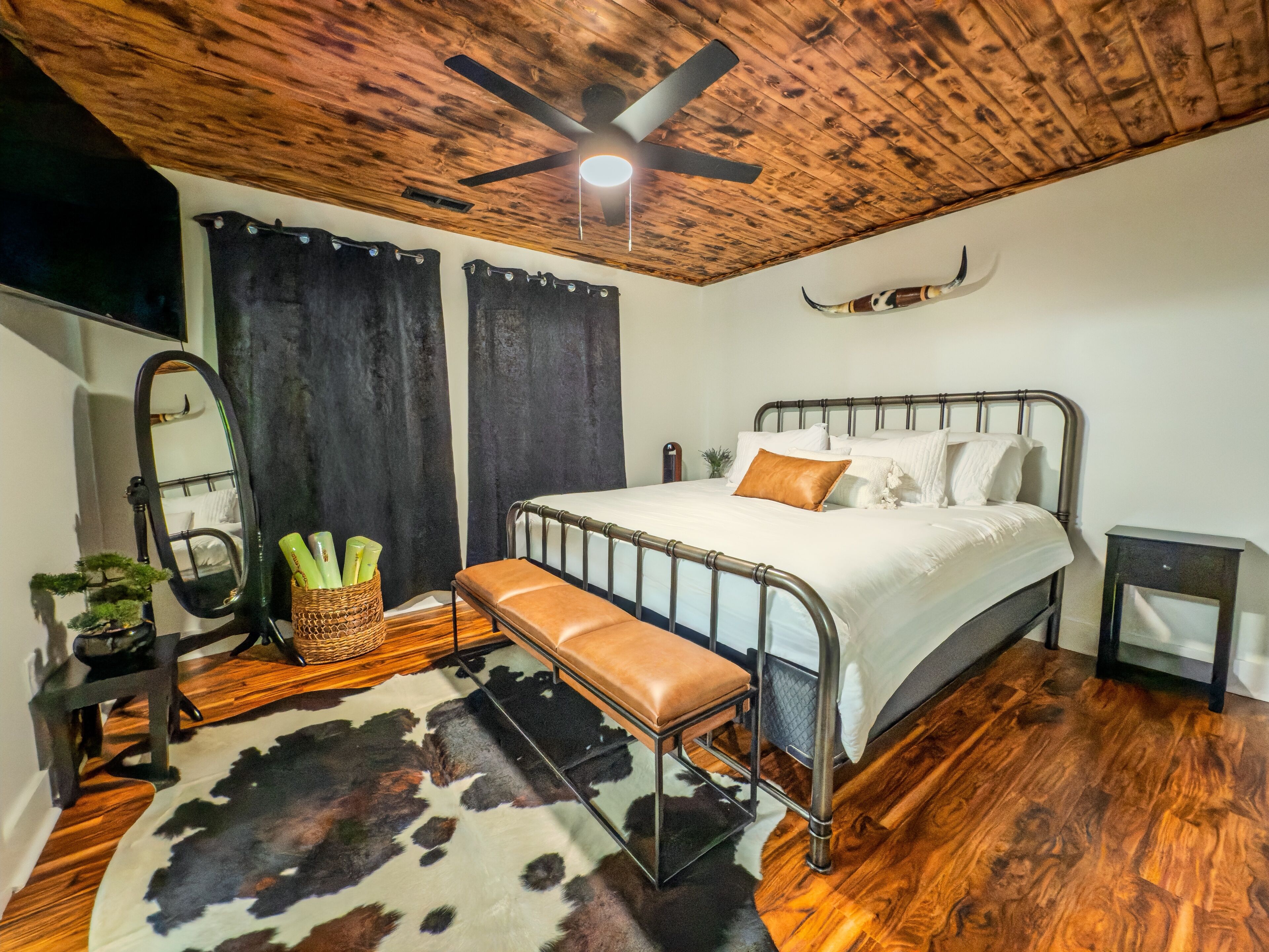 4 bedrooms, desk, iron/ironing board, free WiFi