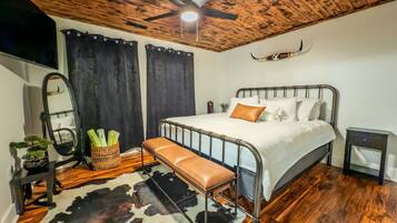 4 bedrooms, desk, iron/ironing board, free WiFi