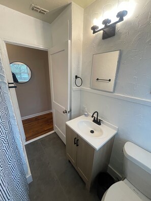 Haartrockner, Handtücher, Seife, Toilettenpapier