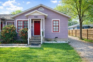 Exterior - Red Pop-Art Duplex / King Bed / Arcade Games • Piano • Neon • Patio (San Antonio)