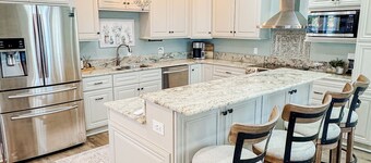 Pelican Point Sunset Retreat/Lakefront Home