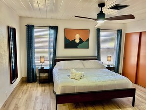 4 bedrooms, WiFi, bed sheets - Jan-Feb Free Heated Pool. Pickleball/BBall Putting grn. Close to Spring Training (Peoria)