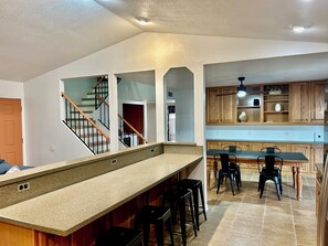 Interior - Jan-Feb Free Heated Pool. Pickleball/BBall Putting grn. Close to Spring Training (Peoria)