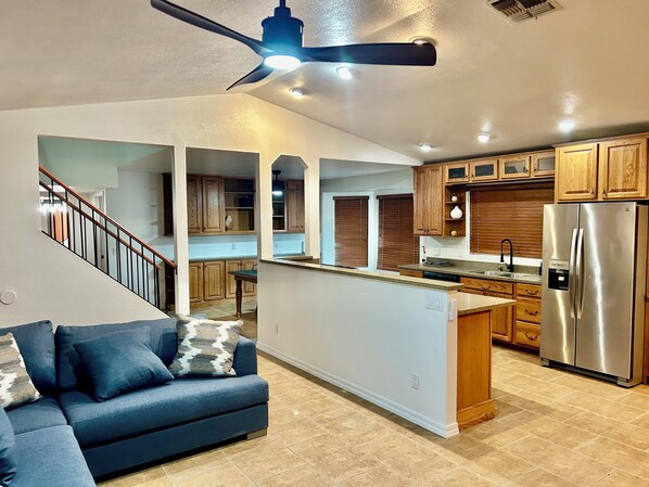 Interior - Jan-Feb Free Heated Pool. Pickleball/BBall Putting grn. Close to Spring Training (Peoria)