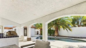 Outdoor dining - Vegas MTR | 31-Night Minimum (Henderson)