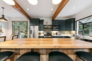 Fridge, microwave, oven, stovetop - Lake Views, Hot Tub, Sauna, Pool Table, Parking (Incline Village)