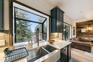 Interior - Lake Views, Hot Tub, Sauna, Pool Table, Parking (Incline Village)