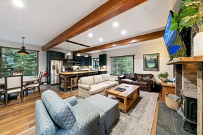 TV, fireplace - Lake Views, Hot Tub, Sauna, Pool Table, Parking (Incline Village)