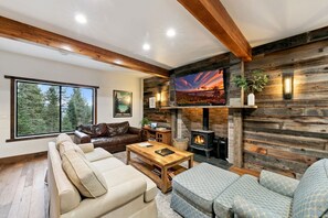 TV, fireplace - Lake Views, Hot Tub, Sauna, Pool Table, Parking (Incline Village)