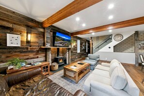 TV, fireplace - Lake Views, Hot Tub, Sauna, Pool Table, Parking (Incline Village)
