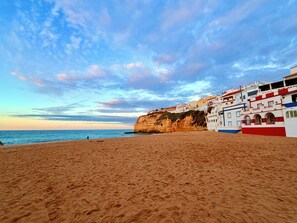 Camastros y toallas de playa
