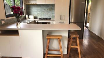 Fridge, oven, stovetop, dishwasher