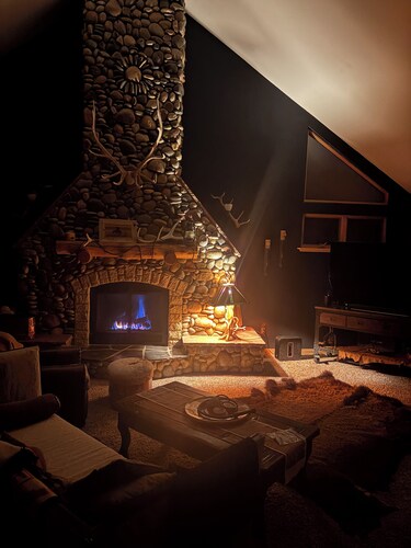 Mountain Rustic 4-bedroom house in Evergreen perfect for your getaway.