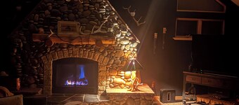 Mountain Rustic 4-bedroom house in Evergreen perfect for your getaway.